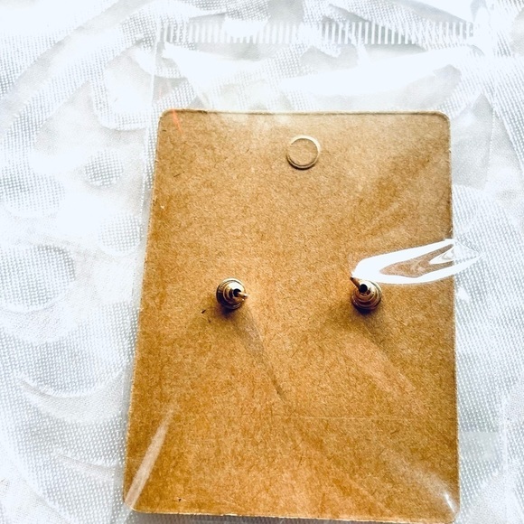 NWT Lot of 2 Festive Earrings – Gold Heart Stud & White/Gold Snowflake Drop - Picture 10 of 12